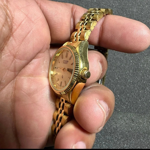 CITIZEN QUARTZ LADIES WATCH YP 6000 914376KT GN-4W-S DAY DATE PARTS OR REPAIR - Picture 4 of 8